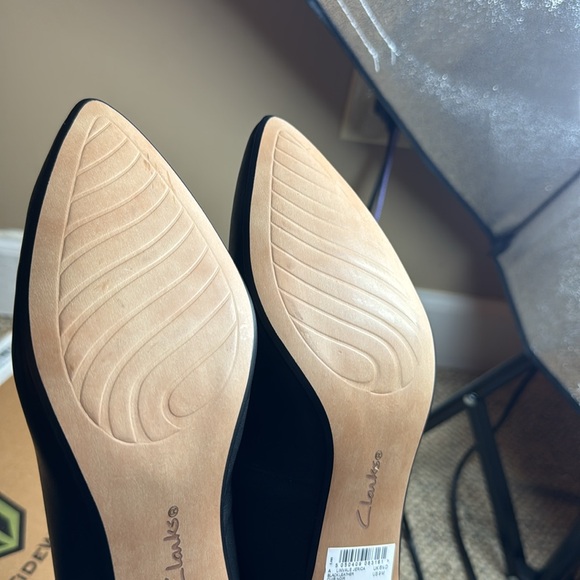 NWT • Clarks • Women’s Closed-Toe • Kitten Heel • Size 8.5W • Black Leather • 🖤 - Picture 7 of 12